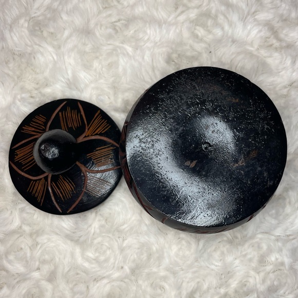 An Etched Hand Carved Wooden Round Trinket, Spice, Salt, tobacco Box With Lid - Picture 9 of 9